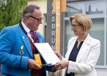 Goldenes Ehrenzeichen für Verdienste um das Bundesland Niederösterreich für Peter Kreuz, 33 Jahre lang Kapellmeister des Musikvereins Moosbrunn.