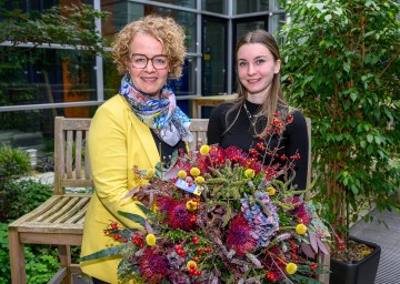 Bildungs-Landesrätin Christiane Teschl-Hofmeister und Silbermedaillengewinnerin Lilli Heuer (Schick Blumenbinder Wiener Neustadt)