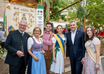 Landtagsabgeordneter und Bürgermeister Pfaffstätten Christoph Kainz, Landeshauptfrau Johanna Mikl-Leitner, Jungwinzer Matthias Weiss, die Pfaffstättner Weinkönigin Christina Rodlauer, Bundeskanzler Karl Nehammer und die Weinherbstkönigin der deutschen Partnergemeinde Alzenau-Hörstein Mia Fischer (v.l.).