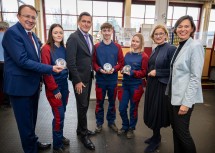 Landeshauptfrau Johanna Mikl-Leitner, Bundesminister Peter Hanke, Bürgermeister Matthias Stadler und ÖBB-Vorständin Silvia Angelo mit Lehrlingen aus der ÖBB-Lehrwerkstätte.