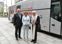 Segnung des neuen digitalen Röntgenbusses durch Dompfarrer Norbert Burmettler (rechts) mit Landesrat Franz Schnabl und Landeshauptfrau Johanna Mikl-Leitner (v.l.n.r.)