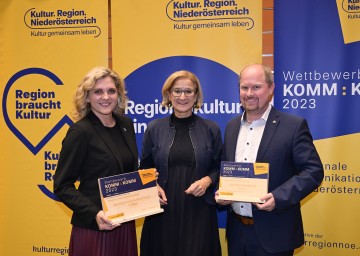 (v.l.) Bärbel Stockinger, Bürgermeisterin der Gemeinde Bad Erlach (Gesamtsieger „Beste Gemeindezeitung“), Landeshauptfrau Johanna Mikl-Leitner und Bürgermeister Michael Nistl aus Katzelsdorf (2. Platz „Beste Gemeindezeitung“).