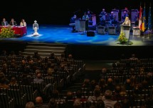 Landeshauptfrau Johanna Mikl-Leitner (rechts) bei ihrer Ansprache im Festspielhaus.