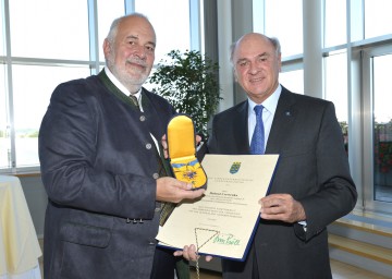 Landeshauptmann Dr. Erwin Pröll verlieh das \"Goldene Komturkreuz des Ehrenzeichens für Verdienste um das Bundesland Niederösterreich\" an Helmut Cerwenka.