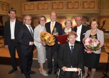 Beim letzten Laxenburger Schlosskonzert unter der künstlerischen Leitung von Bgm. a.D. Prof. Mag. Heinrich Schneider (Mitte): Mag. Bernhard Schneider, Bürgermeister Ing. Robert Dienst, Landeshauptfrau Johanna Mikl-Leitner, Heidi Schneider, Bijan Khadem-Missagh, Anna Zangl, Administration der Laxenburger Schlosskonzerte, (v.l.n.r.) und der EDV-Verantwortliche Erik Krischke (vorne, im Rollstuhl sitzend)