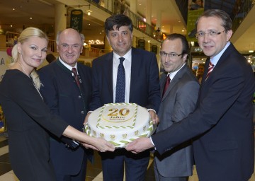 20 Jahre Traisenpark: Centerleiterin Anita Bräunlich, Landeshauptmann Dr. Erwin Pröll, Geschäftsführer Erich Schuhmacher, Geschäftsführer DI Helmut Gappmayer, Bürgermeister Mag. Matthias Stadler (v. l. n. r.).