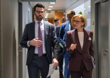 LH-Stellvertreter Udo Landbauer und Landeshauptfrau Johanna Mikl-Leitner am Weg zur Pressekonferenz.