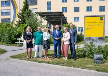 Foto (v.l.n.r.): Dipl. KH-BW Gabriele Jäger, MBA, Gesundheits Region Mitte GmbH, LGA, Jörg Ney, Leitung Pflege und Betreuung BPZ St. Pölten, Mag. (FH) Regina Kos, Direktorin BPZ St. Pölten, Mag. Gerhard Karner, Bundesminister für Inneres, Mag. Christiane Teschl-Hofmeister, Landesrätin, DI Alfred Zens MBA, Vorstand der NÖ Landesgesundheitsagentur.