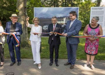 Gleich zwei Bänder – blau-gelb und blau-weiß-rot – wurden bei der Eröffnung des Festivals „La Gacilly – Baden Photo 2021“ durchschnitten. Im Bild Initiator Lois Lammerhuber, Landeshauptfrau Johanna Mikl-Leitner, der französische Botschafter Gilles Pécout, Badens Bürgermeister Stefan Szirucsek und Mitorganisatorin Beate Jorda (v.l.n.r.)