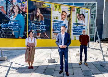 Landesrat Jochen Danninger präsentierte, flankiert von Michaela Schachner vom Hotel Schachner in Maria Taferl und Josef Weghaupt, dem Geschäftsführer von Joseph Brot in Burgschleinitz, in St. Pölten eine neue Werbekampagne zum Wirtschafts-, Tourismus- und Sport-Neustart in Niederösterreich.