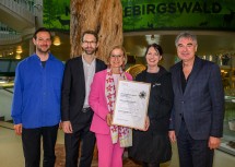 NÖ Kultur-Standorte und Festivals mit Umweltzeichen ausgezeichnet. Es informierten bei einer Pressekonferenz in Museum Niederösterreich in St. Pölten: Tarun Kade, künstlerischer Leiter der Tangente Festival St. Pölten, NÖKU-Nachhaltigkeitsbeauftragter Klaus Moser, Landeshauptfrau Johanna Mikl-Leitner, Marie Rötzer, künstlerische Leiterin Landestheater Niederösterreich und NÖKU-Geschäftsführer Paul Gessl (v.l.n.r.) 