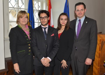 Eröffnung des Model European Parliament in Klosterneuburg: Landesrätin Mag. Barbara Schwarz, Shayan Kohler, Laetitia Reinthaller (beide vom BG/BRG Klosterneuburg) und Bürgermeister Mag. Stefan Schmuckenschlager. (v.l.n.r.)