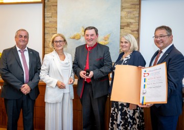 Vizebürgermeister Christian Marschalek, Landeshauptfrau Johanna Mikl-Leitner, Bürgermeister a. D. Hans Bachinger, Gattin Rosemarie Bachinger und Bürgermeister Klaus Nagelhofer (v.l.n.r.) bei der Überreichung des Ehrenrings.