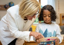 Landeshauptfrau Johanna Mikl-Leitner im Gespräch mit einem Kindergartenkind. 