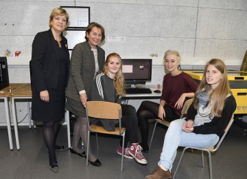 „Women Network“-Veranstaltung in der New Design University in St. Pölten: Landesrätin Mag. Barbara Schwarz und KommR Sonja Zwazl, Präsidentin der Wirtschaftskammer Niederösterreich) mit den Studentinnen Alexandra Auer, Mareen Primus und Lisa Vesely. (v.l.n.r.)