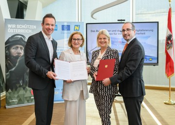 „Haus der Digitalisierung“ Geschäftsführer Lukas Reutterer, Landeshauptfrau Johanna Mikl-Leitner, Verteidigungsministerin Klaudia Tanner und Generalsekretär des Verteidigungsministeriums Arnold Kammel (v.l.n.r.) mit der Kooperationsvereinbarung. 