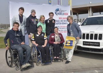 \"Wings for Life World Run\" - Laufen für einen guten Zweck im Donautal: Landesrätin Dr. Petra Bohuslav im Kreis der Organisatoren und Teilnehmer.