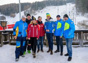 (v.l.n.r.) Michaela Dorfmeister, Vizepräsidentin Landesskiverband, Katharina Gallhuber, Technikspezialistin ÖSV, Herbert Mandl, Sportlicher Leiter Ski Alpin ÖSV, Markus Mayer, FIS Renndirektor, Landesrat Jochen Danninger, Viktor Babushchak, Bergbahnen Hirschenkogel, und OK-Chef Franz Steiner.