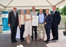 Bernd von Droste zu Hülshoff, Ruth Pröckl, Landeshauptfrau Johanna Mikl-Leitner, Klubobmann August Wöginger mit Vertretern von Bad Deutsch Altenburg bei der Urkunden-Verleihung.