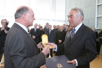 Landeshauptmann Dr. Erwin Pröll überreichte heute in St. Pölten dem ehemaligen Generaldirektor der Austria Tabakwerke AG und ÖFB-Präsident Beppo Mauhart das Silberne Komturkreuz des Landes Niederösterreich. 