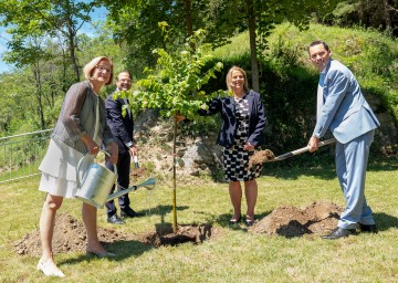Landeshauptfrau Johanna Mikl-Leitner, Leiter Martin Nuhr (Nuhr Medical Center), Ulrike Prommer (IMC Krems) und Bürgermeister Stefan Seif beim Spatenstich (von links).