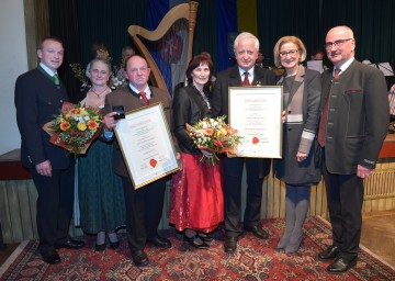 Ehrenbürgerschaft der Marktgemeinde Ybbsitz für Bürgermeister a. D. Josef Hofmarcher bzw. Goldener Ehrenring für Vizebürgermeister a. D. Anton Pechhacker. Im Bild Vizebürgermeister Anton Teufel, Maria und Anton Pechhacker, Adelheid und Josef Hofmarcher, Landeshauptfrau Johanna Mikl-Leitner und Bürgermeister Gerhard Lueger (v.l.n.r.)