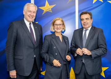 Landesrat Martin Eichtinger und Landeshauptfrau Johanna Mikl-Leitner mit EU-Kommissar Margaritis Schinas.