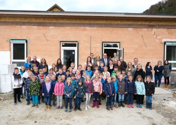 Landeshauptfrau Johanna Mikl-Leitner und Bürgermeisterin Romana Fletzberger mit Kindergartenkindern und  Ehrengästen.