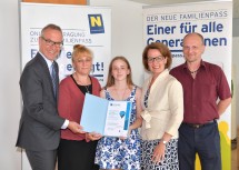 Landesrätin Christiane Teschl-Hofmeister (2.v.r.) und Wolfgang Viehauser von der HYPO NOE (links) mit der Familie Hartl aus Neubau (Bezirk Mistelbach).