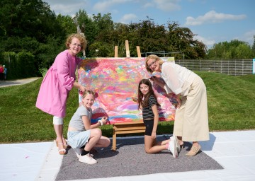 Landesrätin Christiane Teschl-Hofmeister und Landeshauptfrau Johanna Mikl-Leitner mit Ronja und Olivia bei der Station „Laufend Malen“ im Rahmen der „Natur im Garten“ Schulaktion auf der GARTEN TULLN.