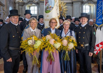 Von links nach rechts: Der scheidende Bundesinnungsmeister Peter Engelbrechtsmüller, Bundesministerin Klaudia Tanner, Landeshauptfrau Johanna Mikl-Leitner, „Hilfe im eigenen Land“-Präsidentin Sissy Pröll und der neue Bundesinnungsmeister Christian Plesar.