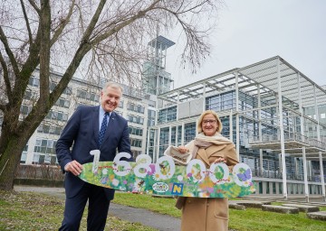 Landeshauptfrau Johanna Mikl-Leitner und Landesrat Martin Eichtinger freuen sich über 1,68 Mio. Quadratmeter angelegte Blühwiese in NÖ