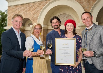 v.l.n.r.: NÖ-Werbung Geschäftsführer Michael Duscher, Landeshauptfrau Johanna Mikl-Leitner, Manfred Ebner-Ebenauer, Marion Ebner Ebenauer, Landesrat Jochen Danninger