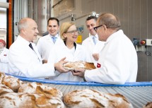 Landeshauptfrau Johanna Mikl-Leitner freute sich über einen „G´staubten Wecken“ frisch aus der Ankerbrot Produktion. Weiters am Bild (v.l.): Geschäftsführer Walter Karger, Bürgermeister Manuel Zusag, Geschäftsführer Johannes Ruisz und Erhard Grossnigg, Gründer und Eigentümer der Ankerbrot Muttergesellschaft Austro Holding.