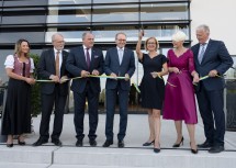 Bei der Stadthallen-Eröffnung in Ybbs (von links): Sabine Ebert, Bezirkshauptmann Norbert Haselsteiner, Nationalrat Alois Schroll, Vizepräsident des Europäischen Parlaments Othmar Karas, Landeshauptfrau Johanna Mikl-Leitner, Bürgermeisterin Ulrike Schachner und LH-Stellvertreter Franz Schnabl.