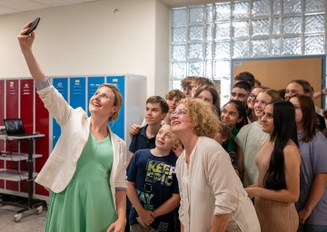 Bundesministerin Susanne Raab (l.) und Bildungs-Landesrätin Christiane Teschl-Hofmeister beim LEA Schulworkshop in der Informatik Mittelschule in Stockerau.
