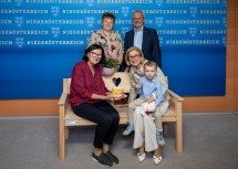 (v.l.n.r.) Susanne Haidegger, Cornelia Blümel, Landtagspräsident Karl Wilfing und Landeshauptfrau Johanna Mikl-Leitner mit Florian.