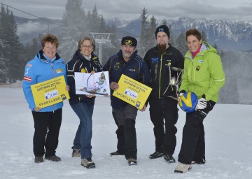 Herta Mikesch, Landesrätin Dr. Petra Bohuslav, Franz Steiner, Künstler Markus Schöngrundner, der die diesjährige Weltcup-Trophäe gestaltet hat, und Doppelolympiasiegerin Michaela Dorfmeister informierten heute, 21. Dezember, über den \"Wirtschaftsfaktor Semmering\" (v.l.n.r.).