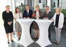 Bei der Pressekonferenz im Anschluss an die Landessozialreferentenkonferenz: Stadträtin Sandra Frauenberger (Wien), Landesrätin Doris Kampus (Steiermark), Sozialminister Alois Stöger, Landesrätin Barbara Schwarz (Niederösterreich), Landesrat Maurice Androsch (Niederösterreich) und Landesrätin Katharina Wiesflecker (Vorarlberg) (v.l.n.r.)