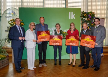 Blumenschmuckwettbewerb 2021: Christian Moser, Vizepräsident der Wirtschaftskammer Niederösterreich, Landeshauptfrau Johanna Mikl-Leitner mit den Vertretern der Siegergemeinden Trabersdorf, Hollenstein, Kirchberg an der Pielach, Wieselburg und Lorenz Mayr, Vizepräsident der Landwirtschaftskammer Niederösterreich (v.l.n.r.)