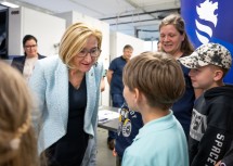 Landeshauptfrau Johanna Mikl-Leitner in der FH Wr. Neustadt bei der Station der FOTEC.