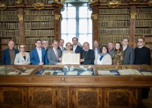 Gruppenfoto in der Bibliothek des Stiftes Melk rund um Landeshauptfrau Johanna Mikl-Leitner, Abt Georg Wilfinger und Präsident Erwin Hameseder.