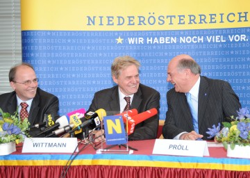 Battenfeld-Verkauf ist unter Dach und Fach. Im Bild: LH Dr. Erwin Pröll, der neue Eigentümer Werner Wittmann und Battenfeld-Geschäftsführer Georg Tinschert (v.r.n.l.).