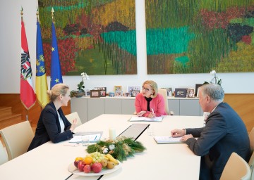 Sprachen über die aktuelle Situation am Arbeitsmarkt (von links): Bundesministerin Christine Aschbacher, Landeshauptfrau Johanna Mikl-Leitner und Landesrat Martin Eichtinger