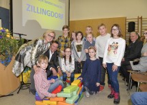 Landeshauptfrau Johanna Mikl-Leitner, Bürgermeister Harald Hahn und die Kinder von Zillingdorf freuen sich auf den neuen Kindergarten.
 
