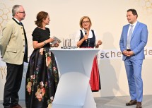 Beim Interview (v.l.n.r.): LH-Stellvertreter Stephan Pernkopf, Moderatorin Judith Weissenböck, Landeshauptfrau Johanna Mikl-Leitner und Bundesminister Norbert Totschnig.