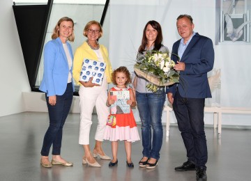 Julia Flunger-Schulz, Geschäftsführerin der Kunstmeile Krems Betriebs GmbH, Landeshauptfrau Johanna Mikl-Leitner, Hannah Eggharter, Stephanie Eggharter und Christian Bauer, künstlerischer Direktor der Landesgalerie Niederösterreich (v.l.n.r.)