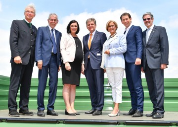 Johann Lang (RWA), Bundespräsident Alexander Van der Bellen, Bundesministerin Elisabeth Köstinger, RWA-Generaldirektor Reinhard Wolf, Landeshauptfrau Johanna Mikl-Leitner, Bundeskanzler Sebastian Kurz, Obmann der Raiffeisen-Holding, Erwin Hameseder (v.l.n.r.)