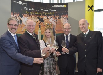 Präsentierten die Weine der Winzer Krems für den Wiener Opernball: Raiffeisen-Obmann Mag. Erwin Hameseder, Landeshauptmann Dr. Erwin Pröll, NÖ Vize-Weinkönigin Stefanie Nagl, Staatsoperndirektor Dominique Meyer und Winzer-Krems Geschäftsführer Dir. Franz Ehrenleitner.