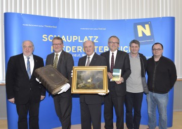 Vorschau auf die NÖ Landesausstellung 2015: Superintendent Mag. Paul Weiland, Kultur-Abteilungsleiter Mag. Hermann Dikowitsch, Landeshauptmann Dr. Erwin Pröll, der Leiter der NÖ Landesausstellungen Kurt Farasin sowie die Ausstellungsgestalter Beat Gugger und Gerhard Proksch (v. l. n. r.)